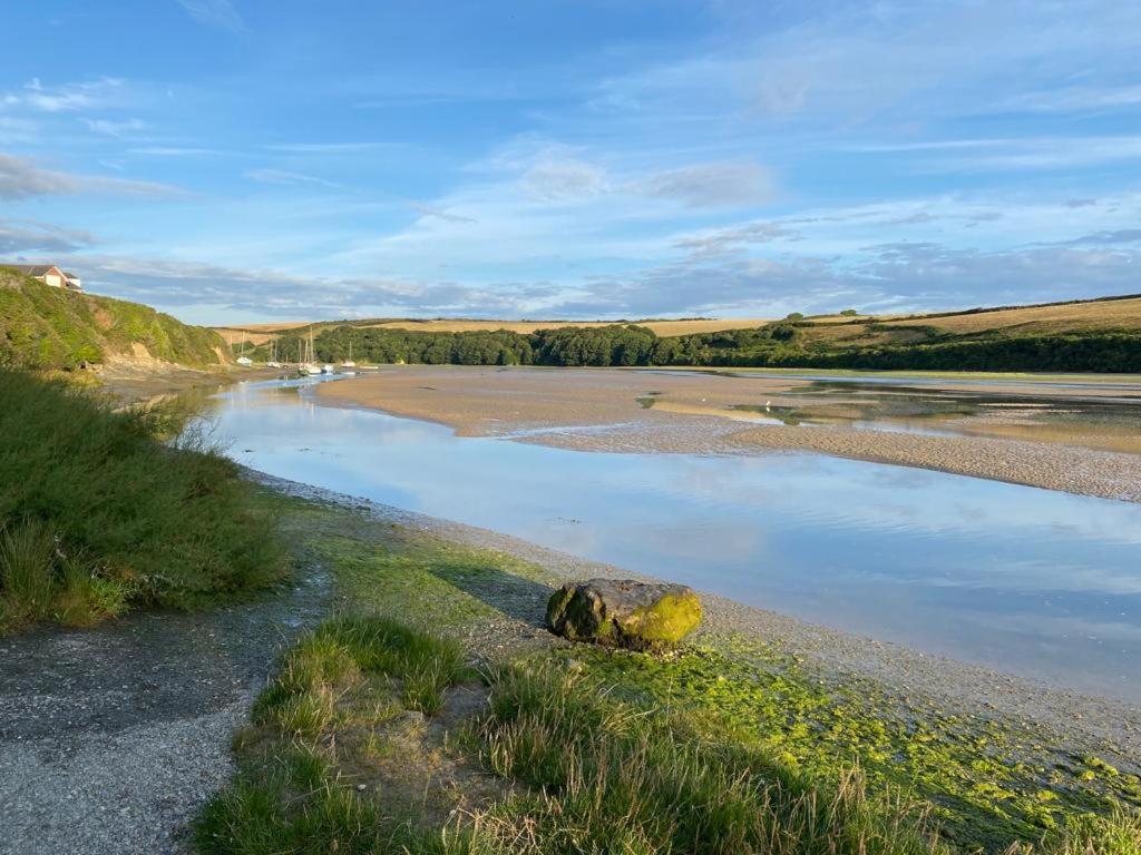 1 Chatsworth Riverscape Apartments - Riverview Apartment In Great Location With Free Parking Overlooking The Gannel Just A Short Walk From Newquays Incredible Beaches And Local Amenities New Quay Extérieur photo
